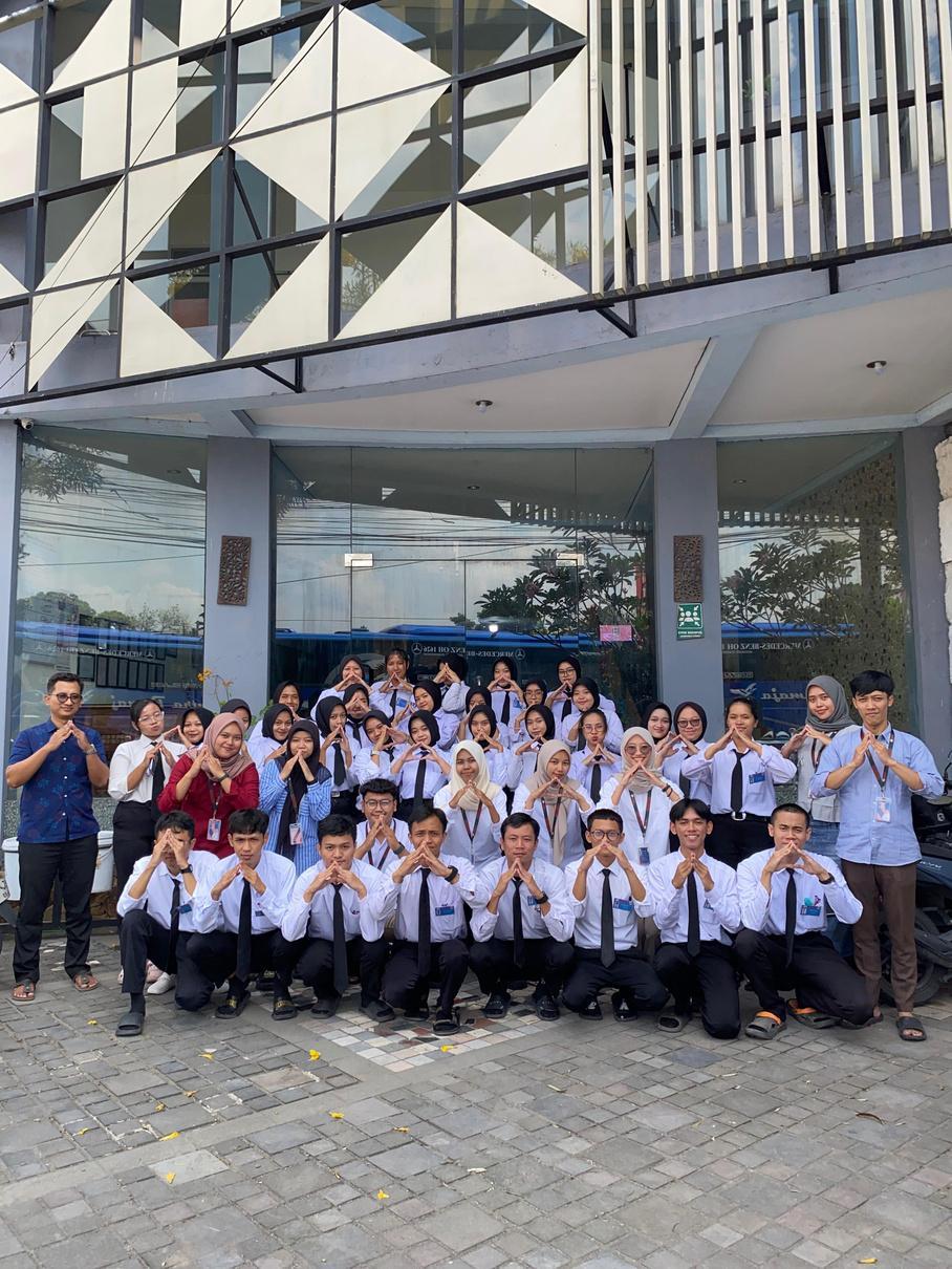 Foto bersama peserta dan tim Ayaka Jossei Center